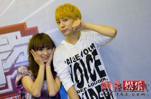 劉著在比賽現場與師洋齊齊搞怪。