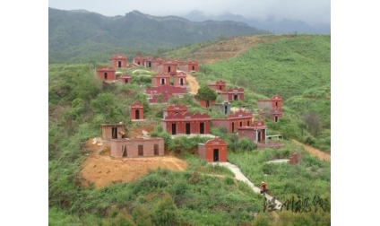 廣東一水庫(kù)邊建150個(gè)豪華墳?zāi)?村民不敢飲水