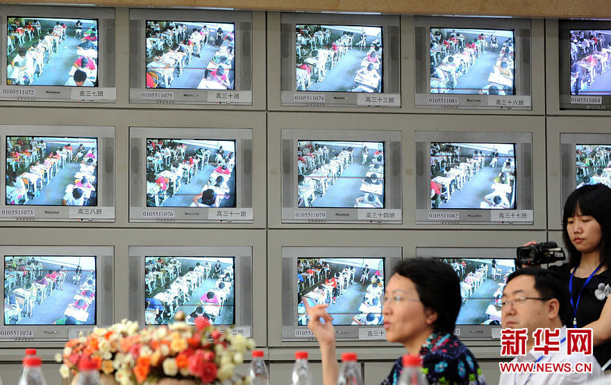 2010年高考井然有序 監(jiān)控屏電子安檢進(jìn)入考場(chǎng)