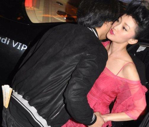 周迅被猥瑣老板熊抱拉手不放 面露尷尬急欲掙脫