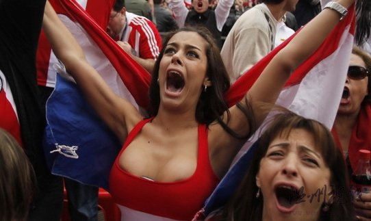 巴拉圭乳神走光美胸露點日本球迷倒戈溺春色(圖)