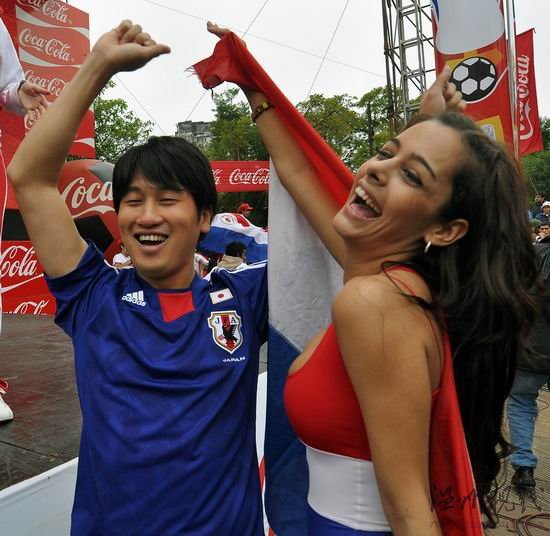 巴拉圭乳神走光美胸露點日本球迷倒戈溺春色(圖)