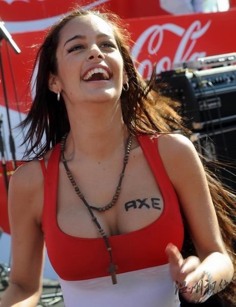 巴拉圭乳神胸前神秘字母曝光胸夾手機感受振動(圖)