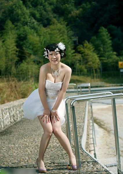 芙蓉姐姐婚紗寫真曝光 再擺銷魂S造型