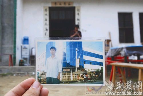 圖為：王剛就是從這個家門里走出來的,但他回來時已經病入膏肓