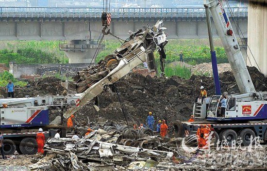 D301次動車車頭殘片被重新挖出運走 新華社發