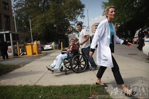 颶風到來之前，紐約各醫院開始轉移病人。