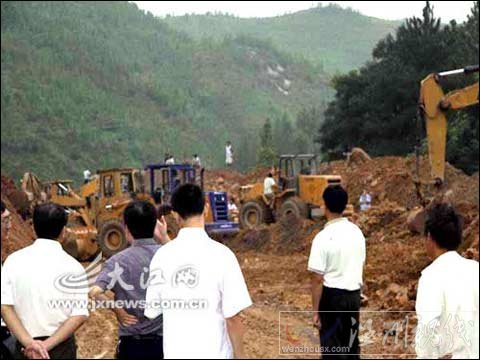 江西吉安縣發(fā)生大面積山體滑坡 319國道被堵