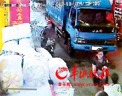 兩車先后碾壓2歲女童 路人見死不救