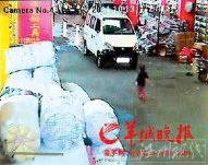 兩車先后碾壓2歲女童 兩名肇事司機(jī)仍有一人在逃路