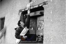 男子掘人墳墓兩次辨認 為尋找失蹤的母親行為不合適