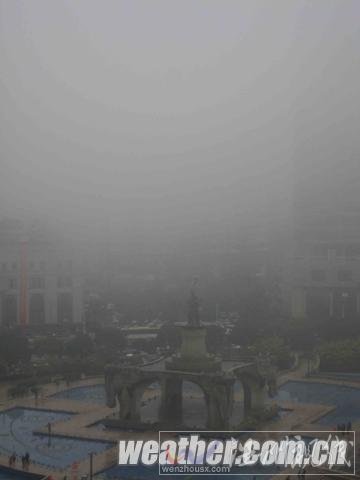 立春后南寧首現(xiàn)&ldquo;回南天&rdquo; 濕氣濃重大樓滴水（組圖）