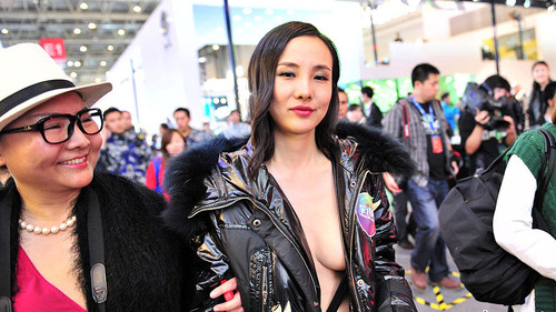 干露露車展爆奶