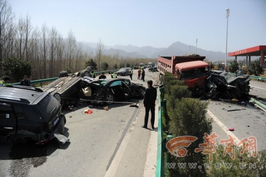 卡車沖撞迎親車隊