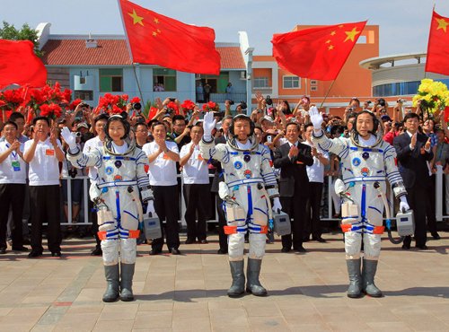 6月16日，神舟九號航天員出征儀式在酒泉衛(wèi)星發(fā)射中心航天員公寓問天閣舉行。新華社記者 李剛 攝