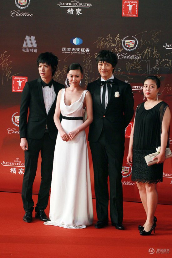 鞏新亮低胸大泄春光