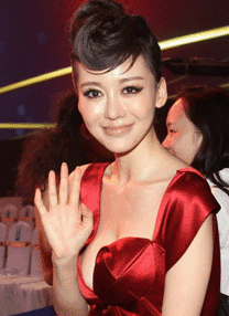 鞏新亮_鞏新亮低胸大泄春光_鞏新亮 透明內褲真大膽