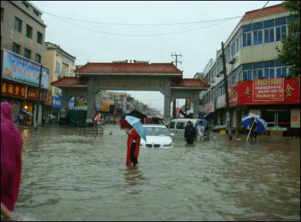 直擊江蘇響水強(qiáng)暴雨：積水齊腰深 商家忙搶貨
