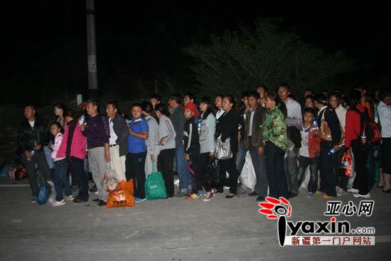 新疆山洪沖毀公路沒有人員傷亡 暴雨引山洪暴發阻擋游客