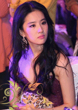 劉亦菲與林丹握手 劉亦菲紫色深V禮服照片