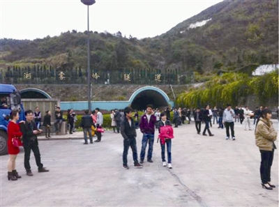 湖霧嶺隧道內(nèi)貨車起火