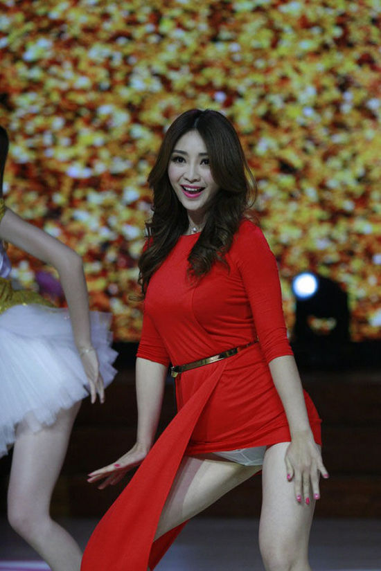 柳巖熱舞裙底春光乍泄