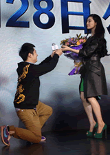 范冰冰武魂發(fā)布會 遭遇男玩家擁抱索吻