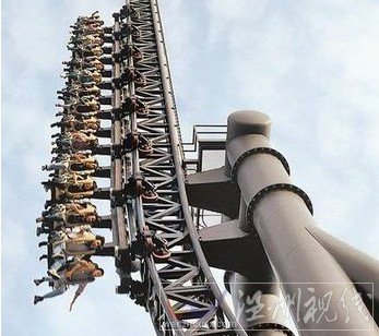 少女玩云霄飛車被嚇死