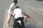 濟南中年男女當街毆打老人 白發老太是七旬還是八旬
