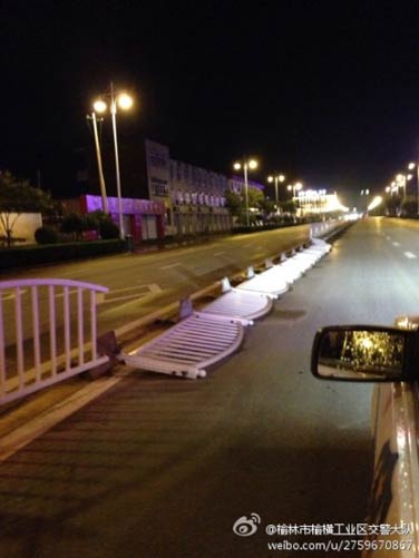 陜西榆林8月4日下冰雹 狂風(fēng)卷起大樹砸到路邊護(hù)欄