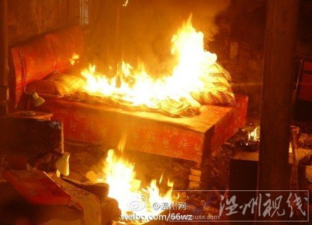 房間內(nèi)較多的易燃物使得火勢蔓延非常迅速