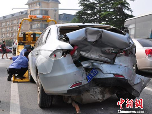 被追尾的一輛轎車車尾被撞爛