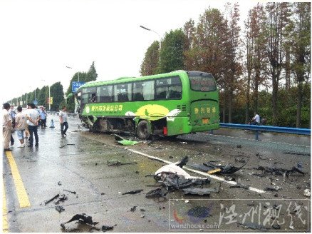 客車的一側被保時捷撞爛
