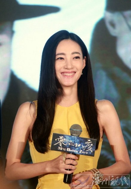 王麗坤整容照片疑割雙眼皮她本人不承認(rèn)