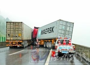 渝湘高速彭水段車禍現(xiàn)場圖片