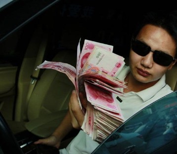 湖南婁底炫富男示愛干露露 寶馬車上貼我愛你干露露