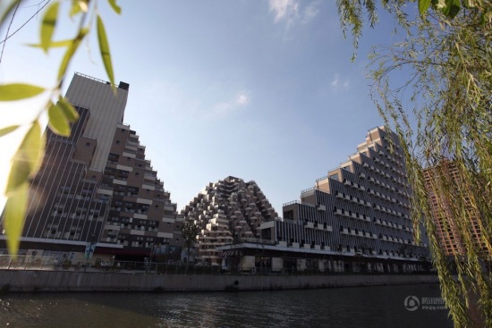 游站樓盤似金字塔