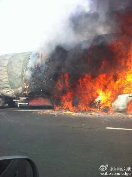 京滬高速泰安段發(fā)生車禍