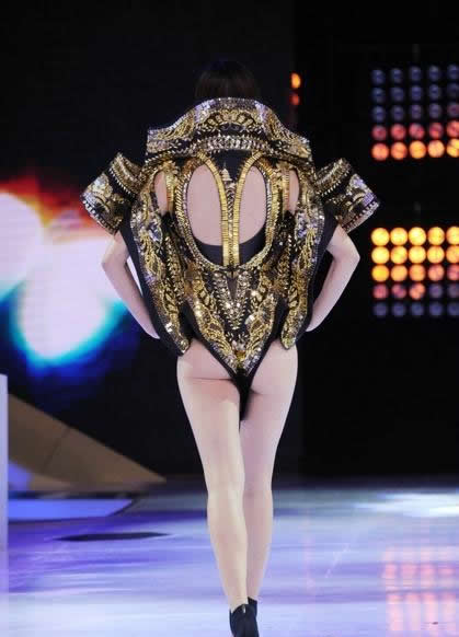 周韋彤披黃金甲走秀