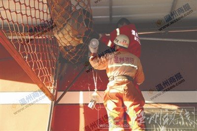 溫州龍灣男子被卷簾門卡死