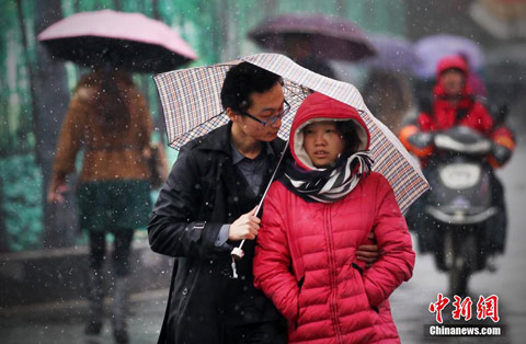 暴雪造成13省90條高速公路路面結(jié)冰，全國113個(gè)路段封閉