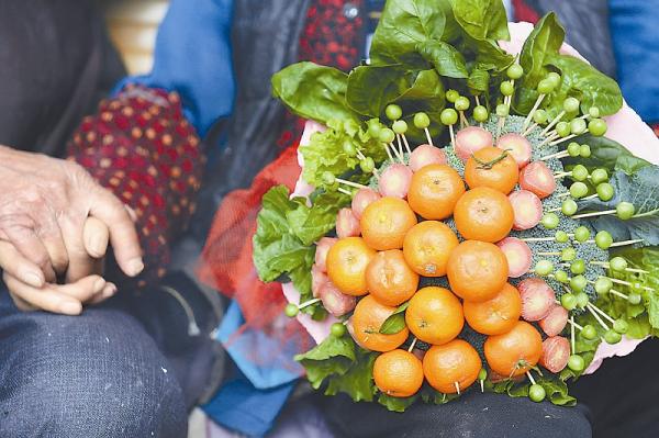 百歲老人的情人節 老人用蔬菜做花束送妻子