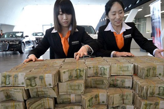 男子帶11.93萬零錢買車 做批發生意全都是1元零錢