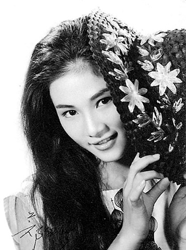 鄭佩佩年輕照片 鄭佩佩年輕的時候是個大美人