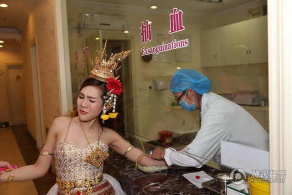 泰國最美人妖皇后卡桑娜在上海隆胸