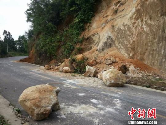 5月24日云南盈江地震 5.6級地震讓一對夫妻失去了婚房