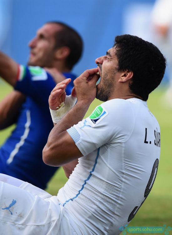 蘇亞雷斯咬人圖片