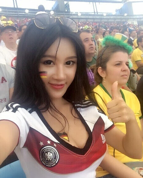 中國乳神胸夾手機竄紅