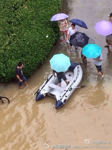 一些福州市民把橡皮艇拿出來當代步工具