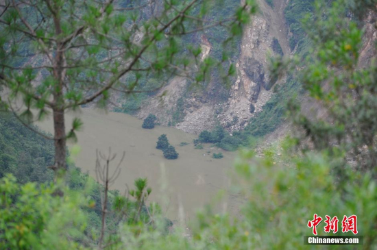 魯甸縣地震山體滑坡致牛欄江形成堰塞湖